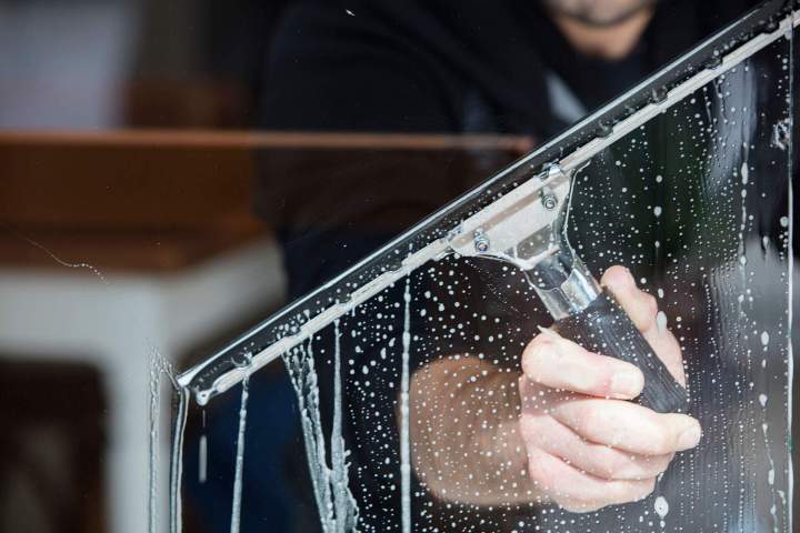 Clarté maximale pour vos vitrines résidentielles et commerciales.