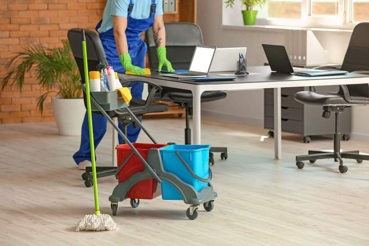 Maintenance rigoureuse pour vos espaces de travail et bureaux.